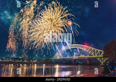 Halton Borough council Novembre 5th spettacolo notturno di fuochi d'artificio Bonfire dal ponte Queensway attraverso il fiume Mersey visto dal Lokkin lato Widnes Foto Stock