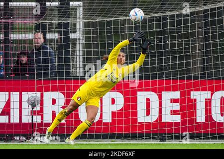 Rotterdam - portiere di Feyenoord V1 Jacintha Weimar durante la partita tra Feyenoord V1 e Ajax V1 a Nieuw Varkenoord il 6 novembre 2022 a Rotterdam, Paesi Bassi. (Da Box a Box Pictures/Tom Bode) Foto Stock