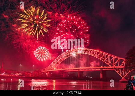 Halton Borough council Novembre 5th spettacolo notturno di fuochi d'artificio Bonfire dal ponte Queensway attraverso il fiume Mersey visto dal Lokkin lato Widnes Foto Stock