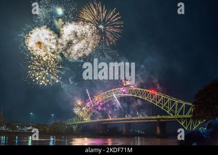 Halton Borough council Novembre 5th spettacolo notturno di fuochi d'artificio Bonfire dal ponte Queensway attraverso il fiume Mersey visto dal Lokkin lato Widnes Foto Stock