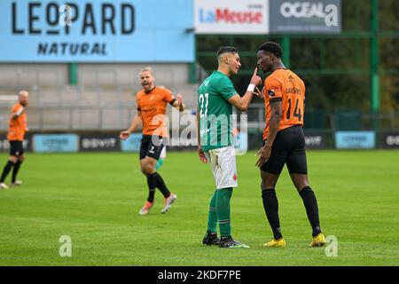 Bafode Dansoko (14) di KMSK Deinze e Matteo Perri (27) di Virton nella foto di una partita di calcio tra Excelsior Virton e KMSK Deinze durante il matchday 12th nella Challenger Pro League per la stagione 2022-2023 , sabato 5 novembre 2022 a Deinze , Belgio . PHOTO STIJN AUDOOREN | SPORTPIX Foto Stock