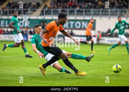 Bafode Dansoko (14) di KMSK Deinze e Matteo Perri (27) di Virton nella foto di una partita di calcio tra Excelsior Virton e KMSK Deinze durante il matchday 12th nella Challenger Pro League per la stagione 2022-2023 , sabato 5 novembre 2022 a Deinze , Belgio . PHOTO STIJN AUDOOREN | SPORTPIX Foto Stock