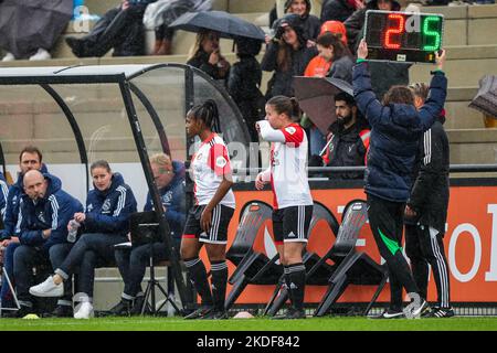 Rotterdam - Celainy Obispo di Feyenoord V1, Isa Kagenaar di Feyenoord V1 durante la partita tra Feyenoord V1 contro Ajax V1 a Nieuw Varkenoord il 6 novembre 2022 a Rotterdam, Paesi Bassi. (Da Box a Box Pictures/Tom Bode) Foto Stock