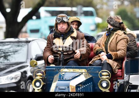 Brighton UK 6th novembre 2022 - e' una giornata umida e ventosa per i partecipanti che partecipano all'annuale RM Sotheby's London to Brighton Veteran Car Run Today . La Run è aperta alle vetture a quattro ruote, tricicli e tricicli a motore prodotti prima del 1st gennaio 1905 : Credit Simon Dack / Alamy Live News Foto Stock