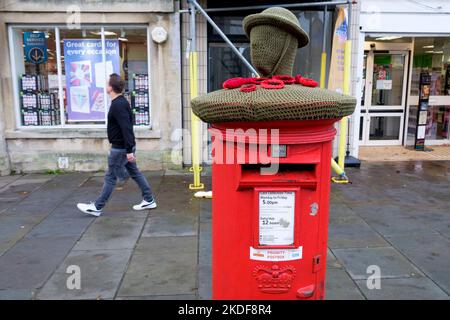 Chippenham, Wiltshire, Regno Unito, 6th Nov 2022. In vista del giorno della memoria, i bombardieri in filato hanno messo un omaggio lavorato a maglia ai militari e alle donne delle forze armate in cima a una casella postale Royal Mail nel centro di Chippenham. Credit: Lynchpics/Alamy Live News Foto Stock