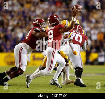 Baton Rouge, Stati Uniti. 05th Nov 2022. Alabama Crimson Tide quarterback Bryce Young (9) tenta un pass durante un concorso di calcio della Southeastern Conference al Tiger Stadium di Baton Rouge, Louisiana, sabato 5 novembre 2022. (Foto di Peter G. Forest/Sipa USA) Credit: Sipa USA/Alamy Live News Foto Stock