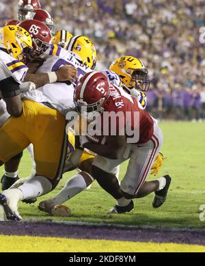 Baton Rouge, Stati Uniti. 05th Nov 2022. Alabama Crimson Tide Running Back Roydell Williams (5) segna un touchdown negli straordinari durante un concorso di calcio della Southeastern Conference al Tiger Stadium di Baton Rouge, Louisiana, sabato 5 novembre 2022. (Foto di Peter G. Forest/Sipa USA) Credit: Sipa USA/Alamy Live News Foto Stock