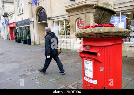 Chippenham, Wiltshire, Regno Unito, 6th Nov 2022. In vista del giorno della memoria, i bombardieri in filato hanno messo un omaggio lavorato a maglia ai militari e alle donne delle forze armate in cima a una casella postale Royal Mail nel centro di Chippenham. Credit: Lynchpics/Alamy Live News Foto Stock