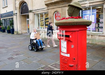 Chippenham, Wiltshire, Regno Unito, 6th Nov 2022. In vista del giorno della memoria, i bombardieri in filato hanno messo un omaggio lavorato a maglia ai militari e alle donne delle forze armate in cima a una casella postale Royal Mail nel centro di Chippenham. Credit: Lynchpics/Alamy Live News Foto Stock