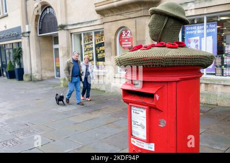 Chippenham, Wiltshire, Regno Unito, 6th Nov 2022. In vista del giorno della memoria, i bombardieri in filato hanno messo un omaggio lavorato a maglia ai militari e alle donne delle forze armate in cima a una casella postale Royal Mail nel centro di Chippenham. Credit: Lynchpics/Alamy Live News Foto Stock