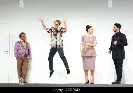 l-r: Colin Judson (Don Basilio), Hanna Hipp (Cherubino), Louise Alder (Susanna), Jonathan McCullough (Conte Almaviva) nel MATRIMONIO DI FIGARO all'Opera Nazionale Inglese (ENO), London Coliseum WC2 14/03/2020una co-produzione con Opera Wuppertal music: Wolfgang Amadeus Ponte Mozart Jerbley traduzione: Kevin John Edusei scenografia: Johannes Schutz Costumi: Astrid Klein illuminazione: Matthew Richardson coreografo: Jenny Ogilvie regista: Joe Hill-Gibbins Foto Stock