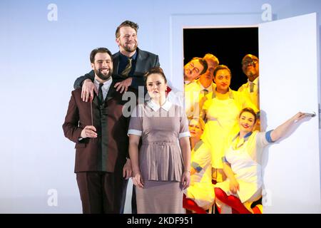 l-r: Bozidar Smiljanic (Figaro), Jonathan McCullough (Conte Almaviva), Louise Alder (Susanna) e coro nel MATRIMONIO DI FIGARO all'Opera Nazionale Inglese (ENO), London Coliseum WC2 14/03/2020 una co-produzione con Opera Wuppertal music: Wolfgang Amadeus Mozart libretto: Lorenzo da Ponte Jeremy traduzione: John Kevami: Johannes Schutz costumi: Astrid Klein illuminazione: Matthew Richardson coreografo: Jenny Ogilvie regista: Joe Hill-Gibbins Foto Stock