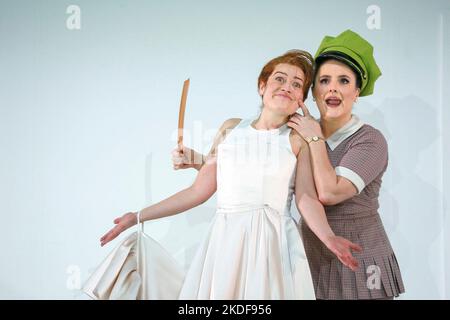 l-r: Hanna Hipp (Cherubino), Louise Alder (Susanna) nel MATRIMONIO DI FIGARO all'Opera Nazionale Inglese (ENO), London Coliseum WC2 14/03/2020 una co-produzione con Opera Wuppertal musica: Wolfgang Amadeus Mozart libretto: Lorenzo da Ponte traduzione in Inglese: Jeremy Sams Direttore: Kevin John Edusei scenografia: Johannes Schutz: Costumi: Kevin: Matthew Richardson coreografo: Jenny Ogilvie regista: Joe Hill-Gibbins Foto Stock