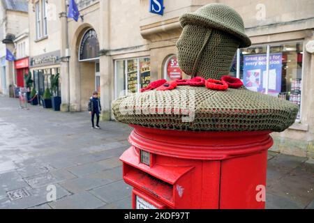 Chippenham, Wiltshire, Regno Unito, 6th Nov 2022. In vista del giorno della memoria, i bombardieri in filato hanno messo un omaggio lavorato a maglia ai militari e alle donne delle forze armate in cima a una casella postale Royal Mail nel centro di Chippenham. Credit: Lynchpics/Alamy Live News Foto Stock