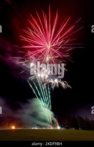 Elgin, Moray, Regno Unito. 5th Nov 2022. Questa è una selezione del Fireworks Display organizzato dal Rotary Elgin. Questo è stato il primo per 3 anni e migliaia di partecipanti a guardare la 12 minuti di visualizzazione. Credit: JASPERIMAGE/Alamy Live News Foto Stock