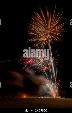 Elgin, Moray, Regno Unito. 5th Nov 2022. Questa è una selezione del Fireworks Display organizzato dal Rotary Elgin. Questo è stato il primo per 3 anni e migliaia di partecipanti a guardare la 12 minuti di visualizzazione. Credit: JASPERIMAGE/Alamy Live News Foto Stock