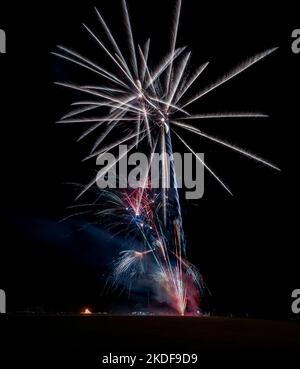 Elgin, Moray, Regno Unito. 5th Nov 2022. Questa è una selezione del Fireworks Display organizzato dal Rotary Elgin. Questo è stato il primo per 3 anni e migliaia di partecipanti a guardare la 12 minuti di visualizzazione. Credit: JASPERIMAGE/Alamy Live News Foto Stock