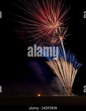 Elgin, Moray, Regno Unito. 5th Nov 2022. Questa è una selezione del Fireworks Display organizzato dal Rotary Elgin. Questo è stato il primo per 3 anni e migliaia di partecipanti a guardare la 12 minuti di visualizzazione. Credit: JASPERIMAGE/Alamy Live News Foto Stock