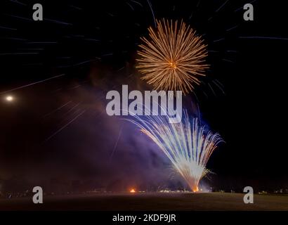 Elgin, Moray, Regno Unito. 5th Nov 2022. Questa è una selezione del Fireworks Display organizzato dal Rotary Elgin. Questo è stato il primo per 3 anni e migliaia di partecipanti a guardare la 12 minuti di visualizzazione. Credit: JASPERIMAGE/Alamy Live News Foto Stock