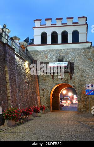 Opatow, Polonia - 13 settembre 2022: La porta di Varsavia e un frammento delle antiche mura di Opatow. Foto Stock