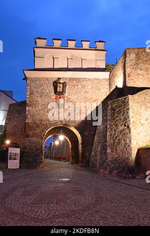 Opatow, Polonia - 13 settembre 2022: La porta di Varsavia e un frammento delle antiche mura di Opatow. Foto Stock