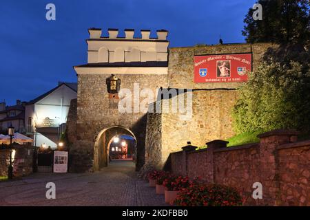 Opatow, Polonia - 13 settembre 2022: La porta di Varsavia e un frammento delle antiche mura di Opatow. Foto Stock