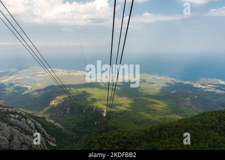 Vista sulle montagne dalla cima di Tahtali al mare vicino alla costa di Kemer Antalya Turchia Foto Stock