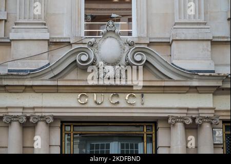 Nome e tendone sopra l'ingresso principale del negozio di punta Gucci su Old Bond Street, Mayfair, Londra, Inghilterra, Regno Unito Foto Stock