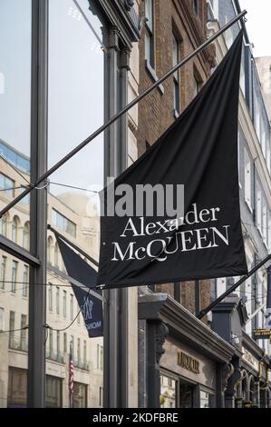 Banner con il nome sul fronte dello shopping del negozio di moda Alexander McQueen a Old Bond Street, Londra, Inghilterra, Regno Unito Foto Stock