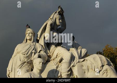 Primo piano della scultura allegorica dell'Asia come uno dei quattro continenti dell'Albert Memorial - visto qui all'ora d'oro con il sole che colpisce Foto Stock