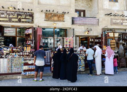 QATAR, Doha, bazar Souq Waqif , shopping, negozi di souvenir / KATAR, Doha, Basar Souk Wakif, Souvenirgeschäfte Foto Stock