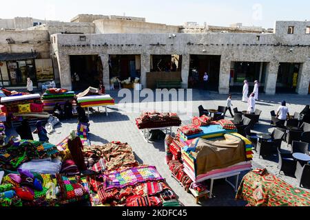QATAR, Doha, Bazar Souq Waqif , shopping, negozi di souvenir che vendono tappeti / KATAR, Doha, Basar Souk Wakif, Souvenirgeschäfte Foto Stock