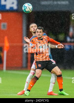 Volendam - Quilindschy Hartman di Feyenoord, Daryl van Mieghem di FC Volendam durante la partita tra FC Volendam e Feyenoord a Kras Stadion il 6 novembre 2022 a Volendam, Paesi Bassi. (Da Box a Box Pictures/Yannick Verhoeven) Foto Stock