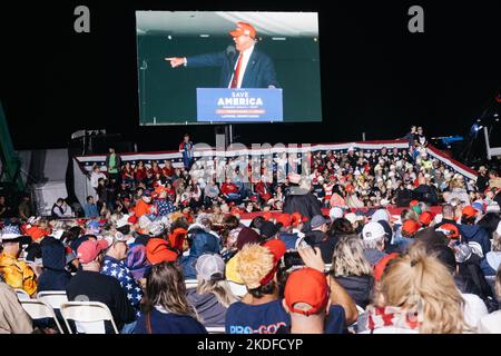 Latrobe, Stati Uniti. 05th Nov 2022. I visitatori assistono al discorso dell'ex presidente Donald Trump in occasione di un raduno all'aeroporto regionale Arnold Palmer di Latrobe, Pennsylvania, il 5 novembre 2022. (Foto di Elke Scholiers/Sipa USA) Credit: Sipa USA/Alamy Live News Foto Stock