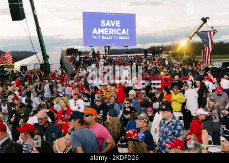 Latrobe, Stati Uniti. 05th Nov 2022. I visitatori di un rally organizzato da Trump all'Arnold Palmer Regional Airport di Latrobe, Pennsylvania, il 5 novembre 2022. (Foto di Elke Scholiers/Sipa USA) Credit: Sipa USA/Alamy Live News Foto Stock