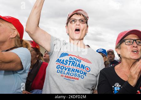 Latrobe, Stati Uniti. 05th Nov 2022. I visitatori cantano l'inno nazionale durante il discorso dell'oratore Doug Mastriano, candidato per governatore della Pennsylvania, in un rally organizzato da Trump all'Arnold Palmer Regional Airport di Latrobe, PA, il 5 novembre 2022. (Foto di Elke Scholiers/Sipa USA) Credit: Sipa USA/Alamy Live News Foto Stock