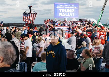 Latrobe, Stati Uniti. 05th Nov 2022. La gente attende l'arrivo dell'ex presidente Donald Trump in un raduno all'aeroporto regionale Arnold Palmer di Latrobe, Pennsylvania, il 5 novembre 2022. (Foto di Elke Scholiers/Sipa USA) Credit: Sipa USA/Alamy Live News Foto Stock