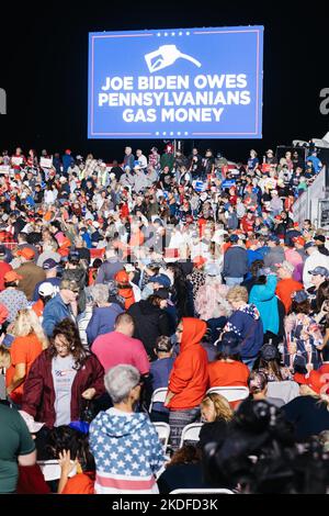 Latrobe, Stati Uniti. 05th Nov 2022. La gente attende l'arrivo dell'ex presidente Donald Trump in un raduno all'aeroporto regionale Arnold Palmer di Latrobe, Pennsylvania, il 5 novembre 2022. (Foto di Elke Scholiers/Sipa USA) Credit: Sipa USA/Alamy Live News Foto Stock