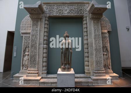 PARIGI, FRANCIA, 26 OTTOBRE 2022 : antica statua del tempio asiatico presso il museo delle arti asiatiche Guimet, Parigi, francia Foto Stock