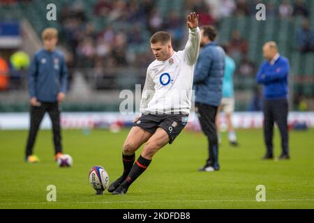 Twickenham, Londra, Regno Unito. 6th novembre 2022; Twickenham, Londra, Inghilterra: Autunno serie internazionale rugby Inghilterra contro Argentina; Owen Farrell di Inghilterra prende un calcio durante il warm up Credit: Action Plus Sports Images/Alamy Live News Foto Stock