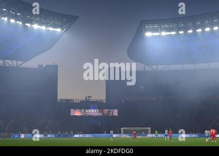 Berlino, Germania. 05th Nov 2022. Calcio: Bundesliga, Hertha BSC - Bayern Munich, Matchday 13, Olympiastadion, fumo blu dopo la combustione pirotecnica. Credit: Soeren Stache/dpa - NOTA IMPORTANTE: In conformità ai requisiti della DFL Deutsche Fußball Liga e del DFB Deutscher Fußball-Bund, è vietato utilizzare o utilizzare fotografie scattate nello stadio e/o della partita sotto forma di sequenze di immagini e/o serie di foto simili a video./dpa/Alamy Live News Foto Stock