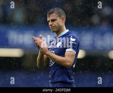 Londra, Inghilterra, 6th novembre 2022. Cesar Azpilicueta di Chelsea ha saziato i tifosi durante la partita della Premier League a Stamford Bridge, Londra. L'accreditamento dell'immagine dovrebbe leggere: Paul Terry / Sportimage Foto Stock