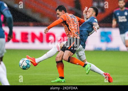 Volendam - Daryl van Mieghem di FC Volendam, Quilindschy Hartman di Feyenoord durante la partita tra FC Volendam e Feyenoord a Kras Stadion il 6 novembre 2022 a Volendam, Paesi Bassi. (Da Box a Box Pictures/Yannick Verhoeven) Foto Stock