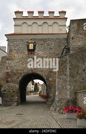 La porta di Varsavia e un frammento delle mura della città vecchia di Opatow. Foto Stock