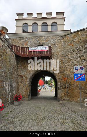 Opatow, Polonia - 13 settembre 2022: La porta di Varsavia e un frammento delle antiche mura di Opatow. Foto Stock