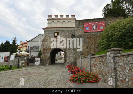 Opatow, Polonia - 13 settembre 2022: La porta di Varsavia e un frammento delle antiche mura di Opatow. Foto Stock