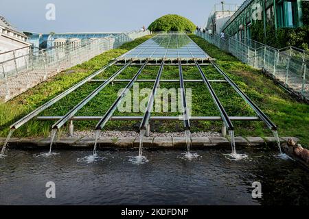 L'acqua scorre dal tetto in vetro attraverso grondaie metalliche nel serbatoio. Foto Stock