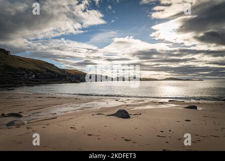 Una tranquilla, autunnale immagine HDR della remota baia di Sheigra vicino a Kinlochbervie in Sutherland, Scozia. 23 ottobre 2022 Foto Stock