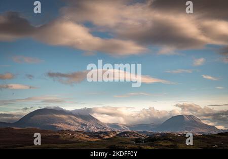 Un soleggiato, autunnale HDR immagine di Foinaven e Arkle, due montagne a nord-ovest di Sutherland, Scozia. 23 ottobre 2022 Foto Stock