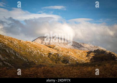 Una soleggiata immagine autunnale HDR dell'iconico Arkle, una montagna nella North West Sutherland National Scenic Area, Scozia. 23 ottobre 2022. Foto Stock